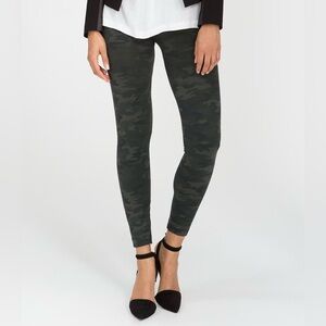 SPANX Look At Me Now Seamless Leggings size S - Green Camouflage‎